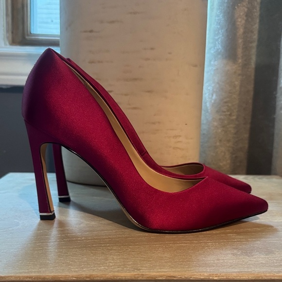 White House Black Market Fuchsia Satin Heels - Picture 4 of 7